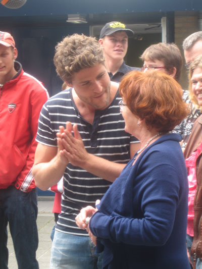 Hilda en Koert-jan voor het bunkertje